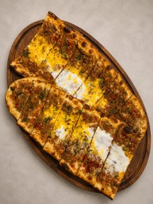 Kıymalı Yumurtalı Pide