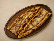 Kuşbaşılı Kaşarlı Pide